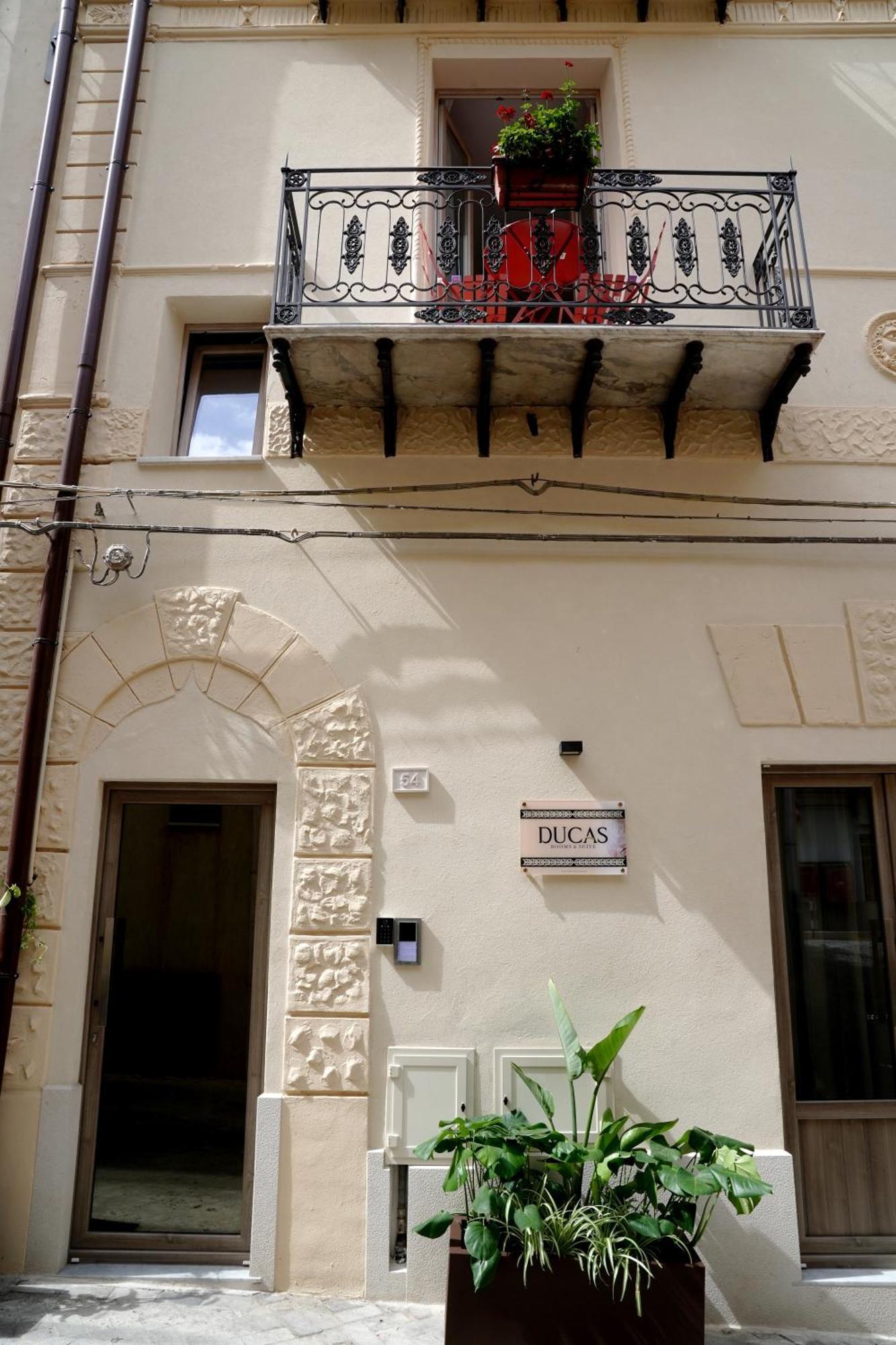 Ducas Rooms And Suite Lascari Exterior foto